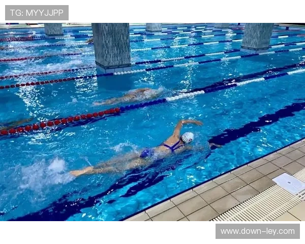 泳池边教练员专注指导，实时调整战术