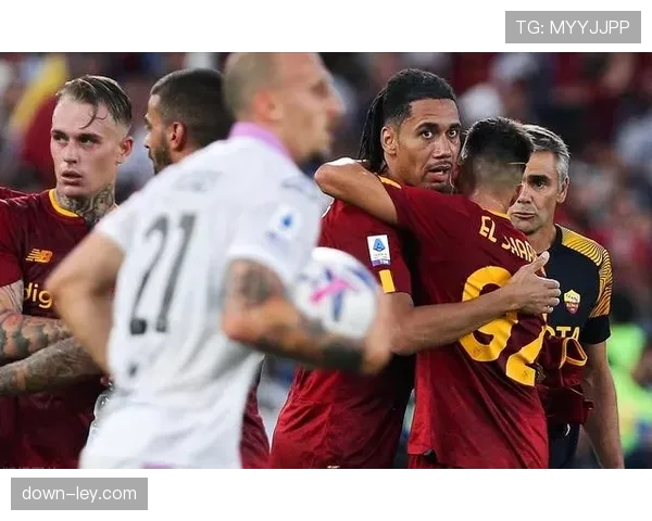 克雷莫纳球迷掌声致意罗马，赛后交换球衣显体育精神