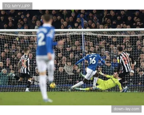 英超第15轮后积分榜：阿森纳33分领跑，曼联升至第6