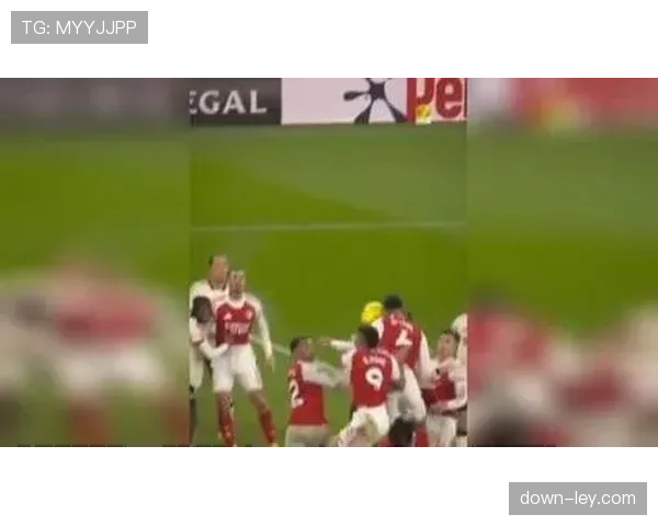 科雷亚边路传中，吉鲁头球攻门偏出