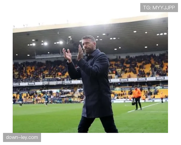 狼队球员禁区内两次无谓犯规送点，主帅场边神情凝重