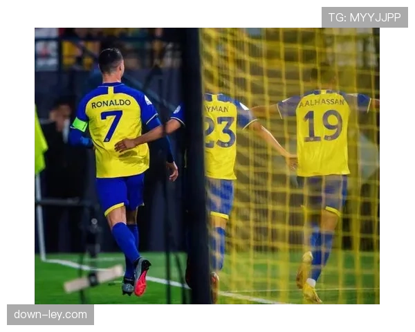 聚焦:看台上,伤愈的里尔中场安热尔-戈米为队友一次精妙的肋部直塞球起立鼓掌 聚焦:看台上,伤愈的里尔中场安热尔-戈米为队友一次精妙的肋部直塞球起立鼓掌